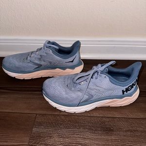 HOKA W Arahi 5 Sz 6.5 Blue Fog/Provencial Blue